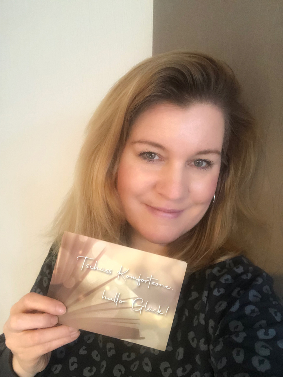 Eine Frau hält eine Grußkarte in der Hand