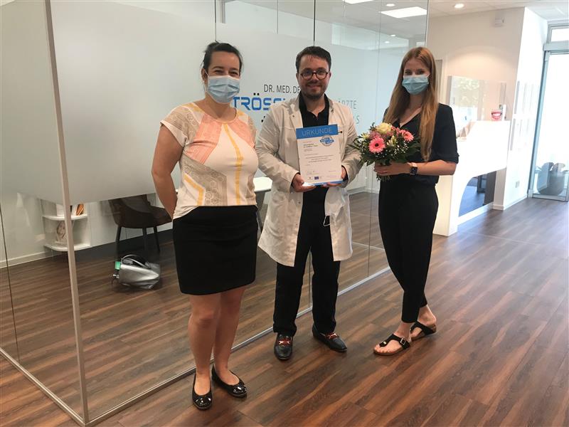 Regionalberaterin Claudia Berge überreicht Urkunde und Blumen an Dr. Sandro Strössner und Michelle Schmidt