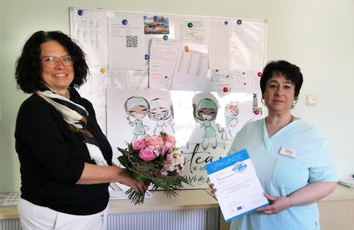 Katrin Freytag, Regionalberaterin übergibt Urkunde an Tatjana Schur