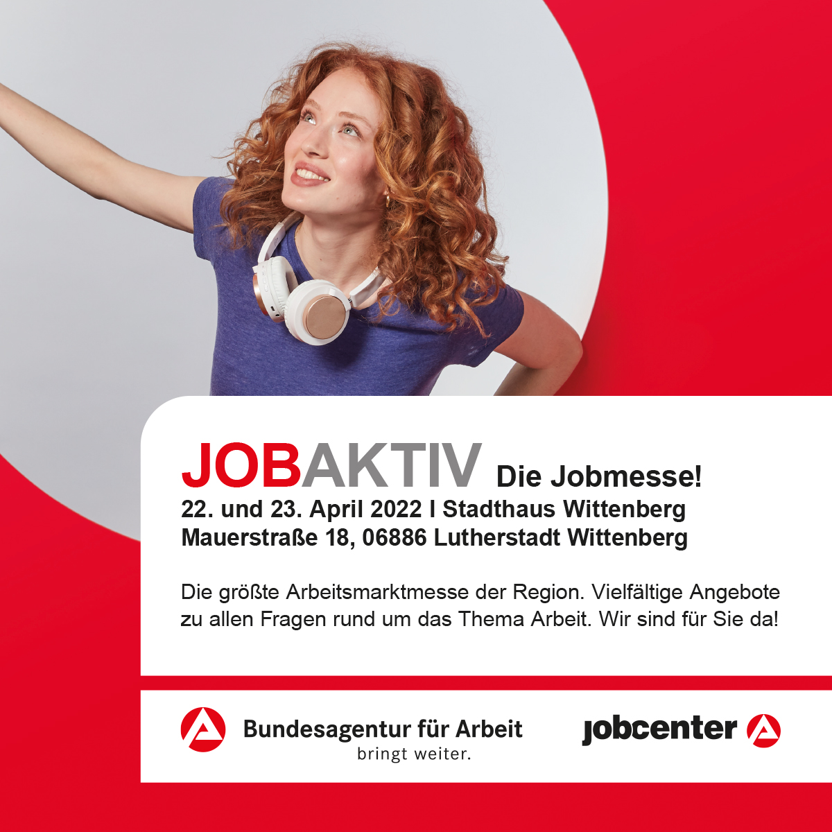 Junge Frau mit Kopfhörern um den Hals schaut lächelnd in die Linke obere Ecke.