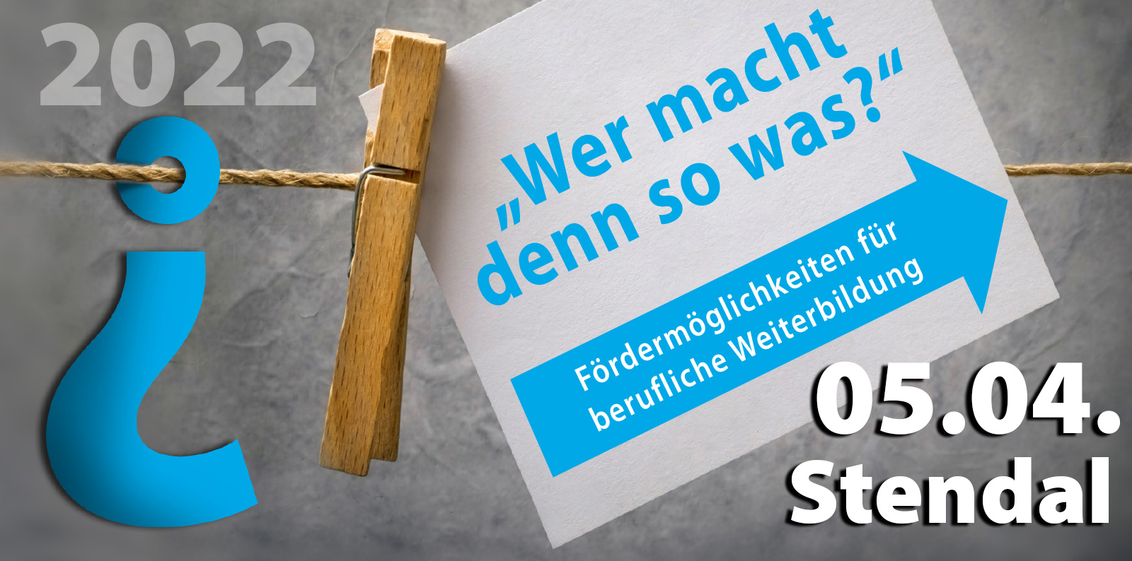 Einladungskarte zu der Veranstaltung Wer macht denn so was? hängt mit einer Wäscheklammer befestigt an einer Leine