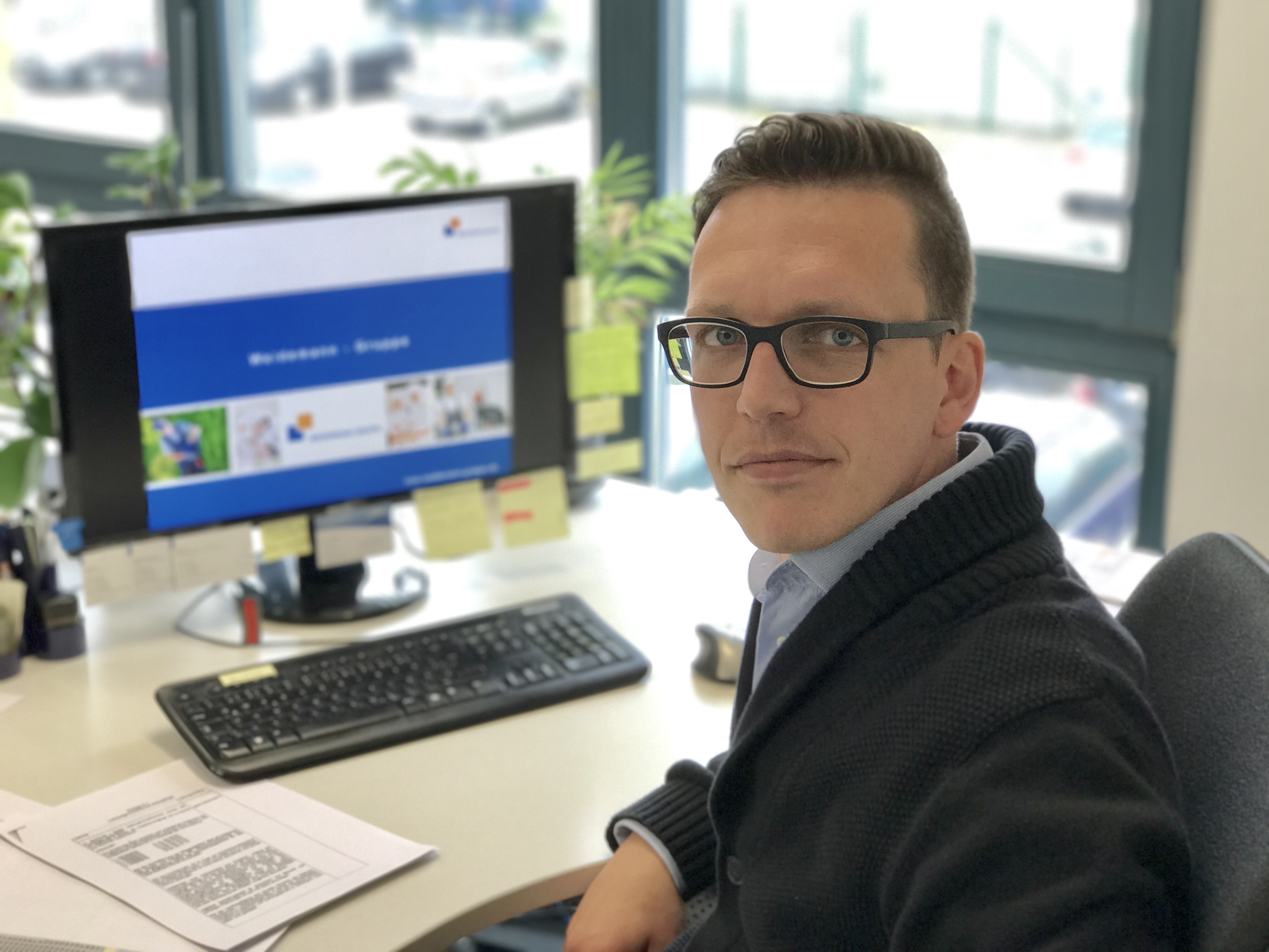 Silvio Schneider an seinem Arbeitsplatz