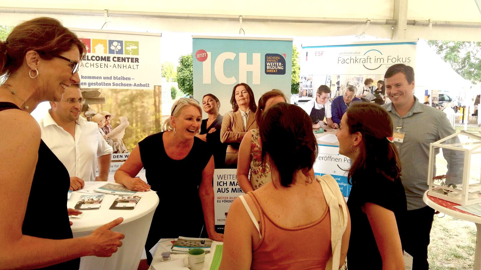 Regionalberaterin Jana Worreschk im Gespräch mit 2 Interessentinnen