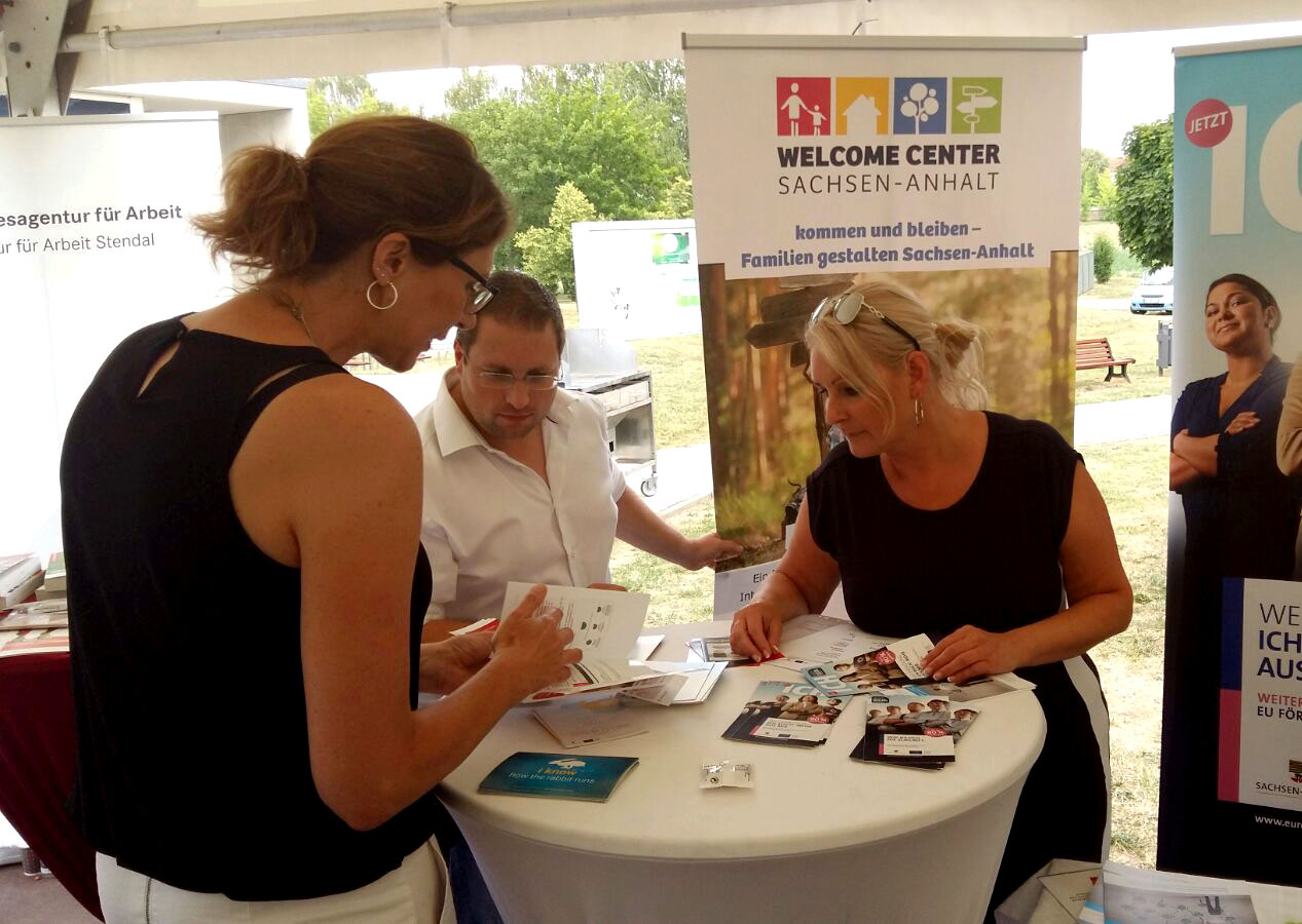 Regionalberaterin Jana Worreschk im Gespräch mit einer Arbeitgeberin