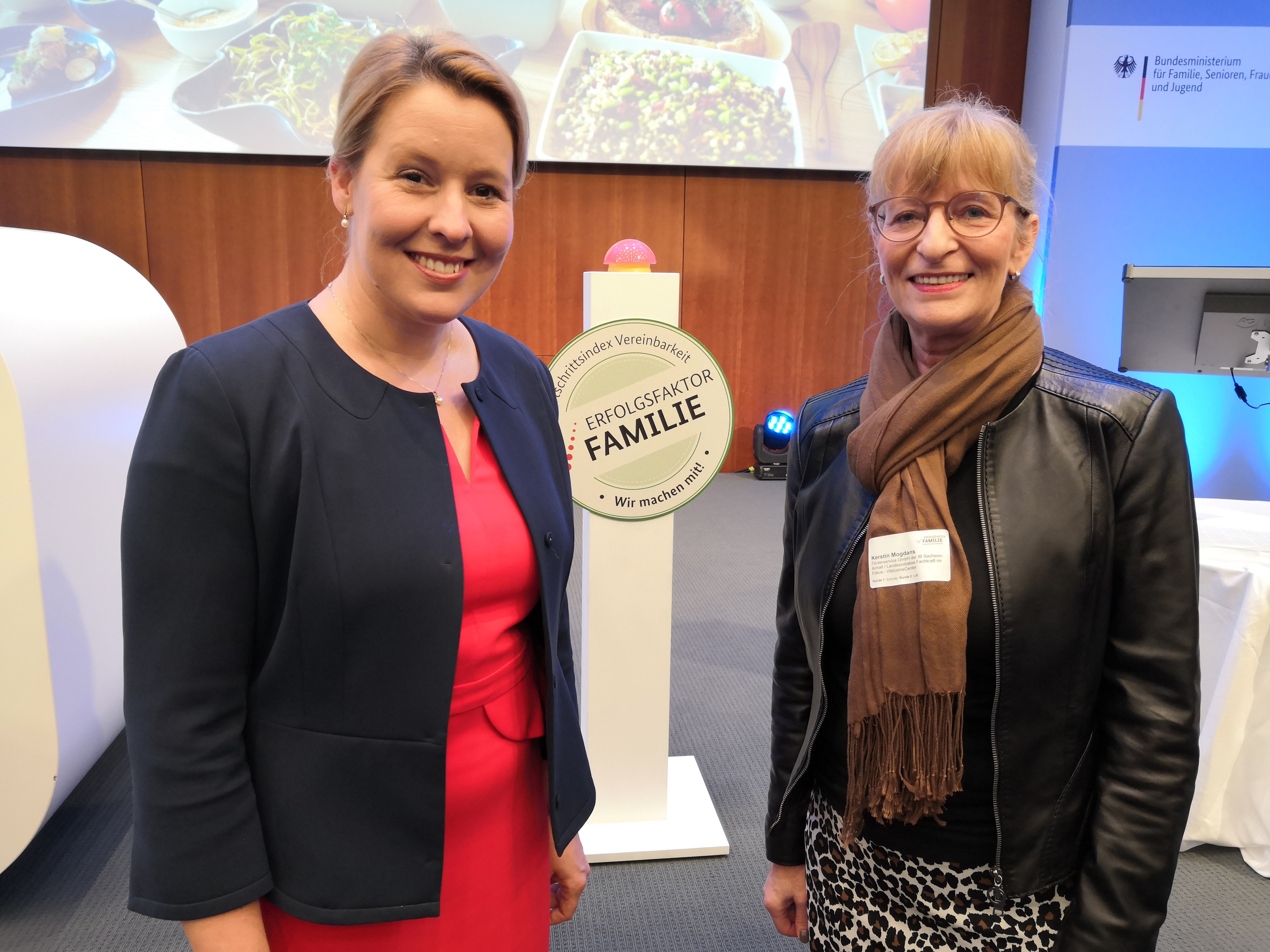 Franziska Giffey, Ministerin für Soziales und Kerstin Mogdans (rechts) schauen in die Kamera
