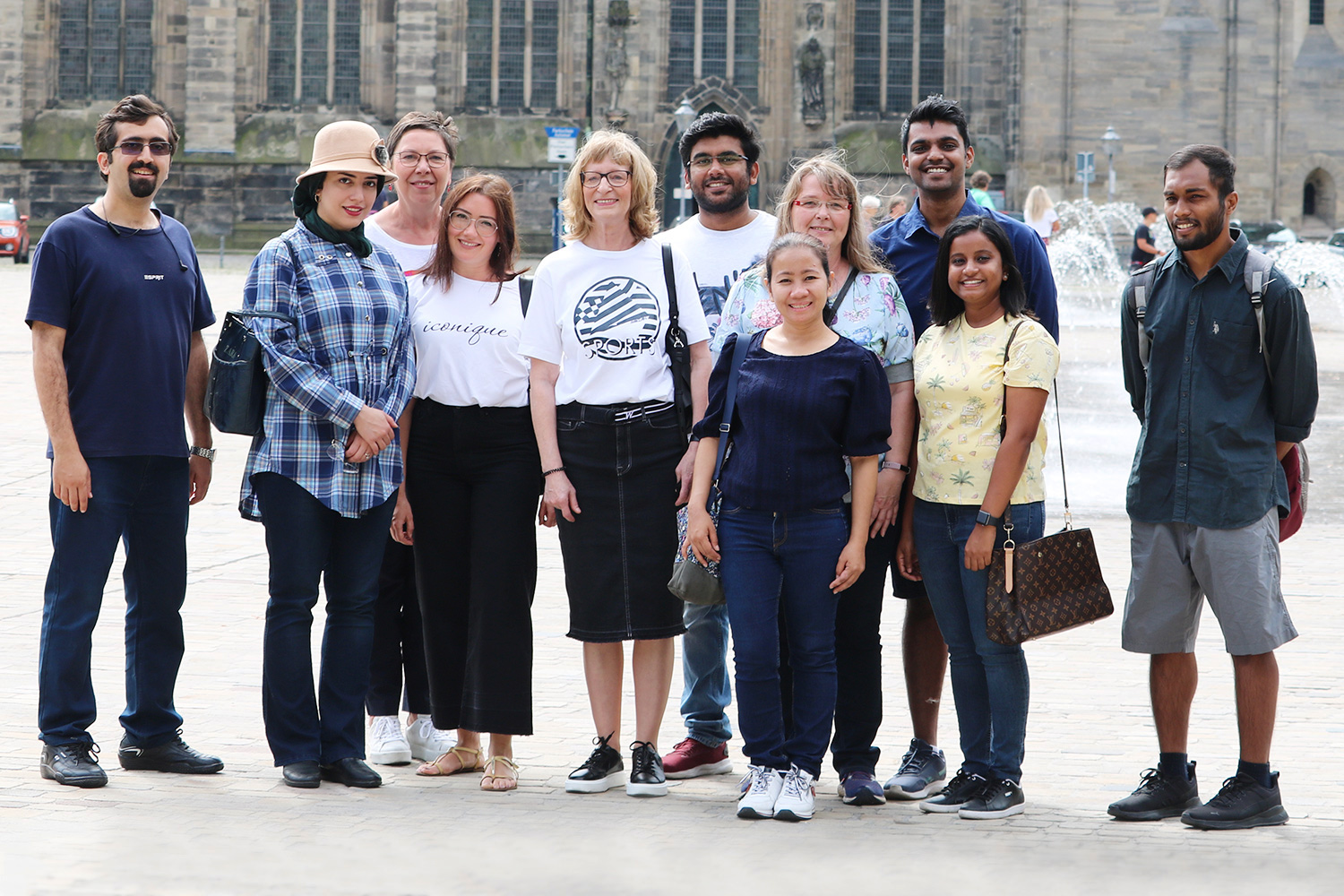 Eine Gruppe zuzugsinteressierter, ausländischer Mediziner:innen bei einer Stadtführung in Magdeburg.