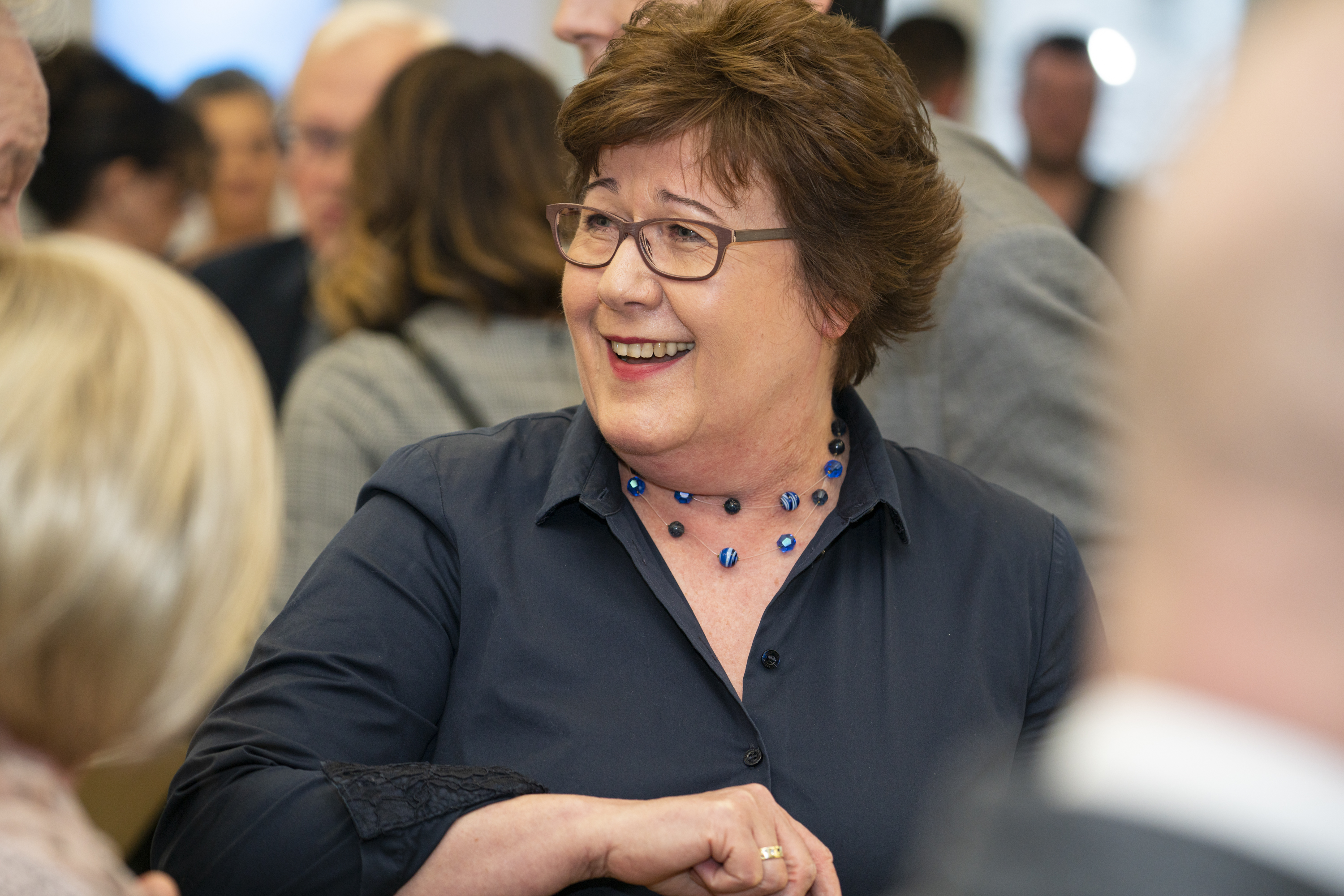 Frau Petra Grimm-Benne steht lachend und wird dabei seitlich fotografiert