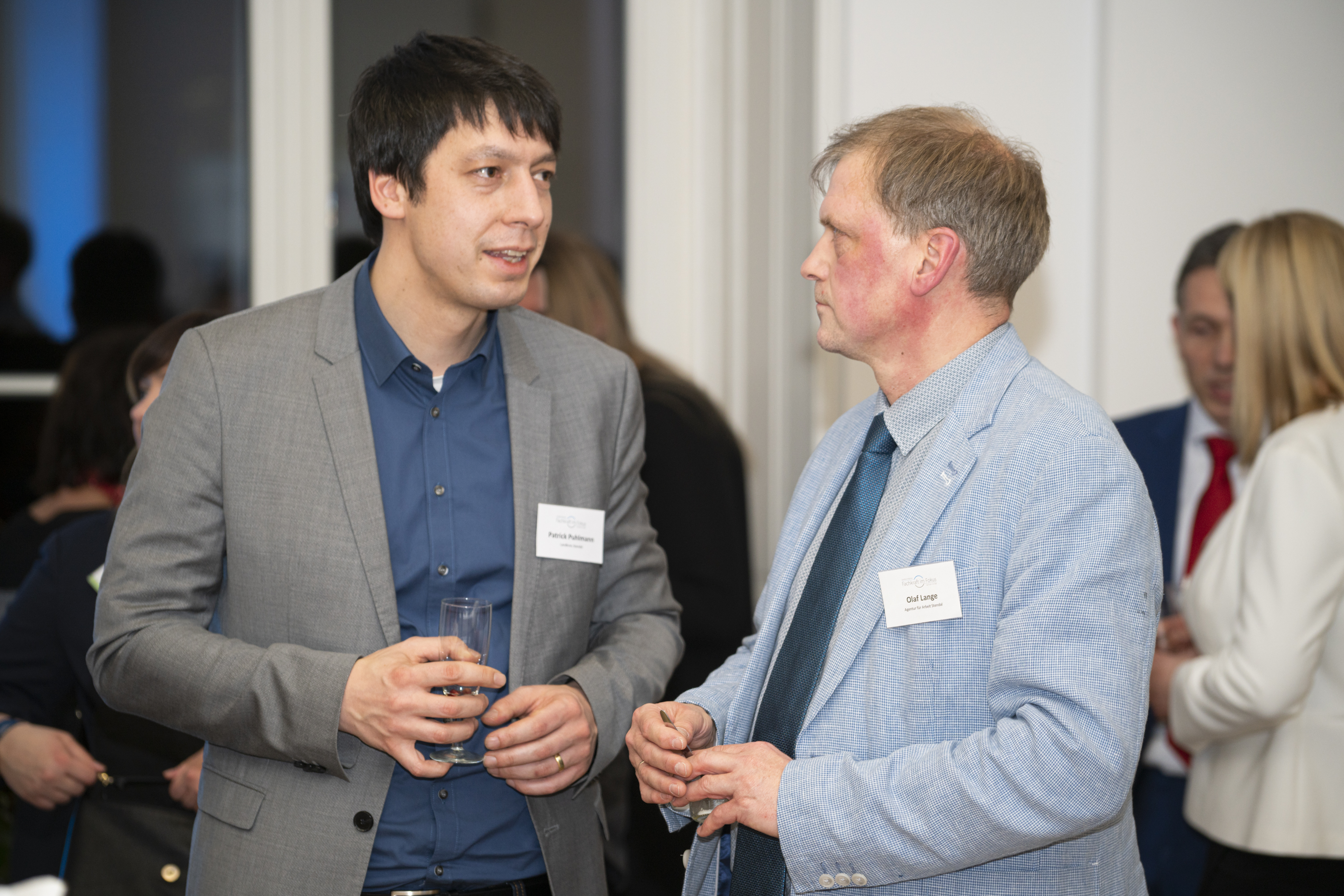 2 Männer stehen und unterhalten sich