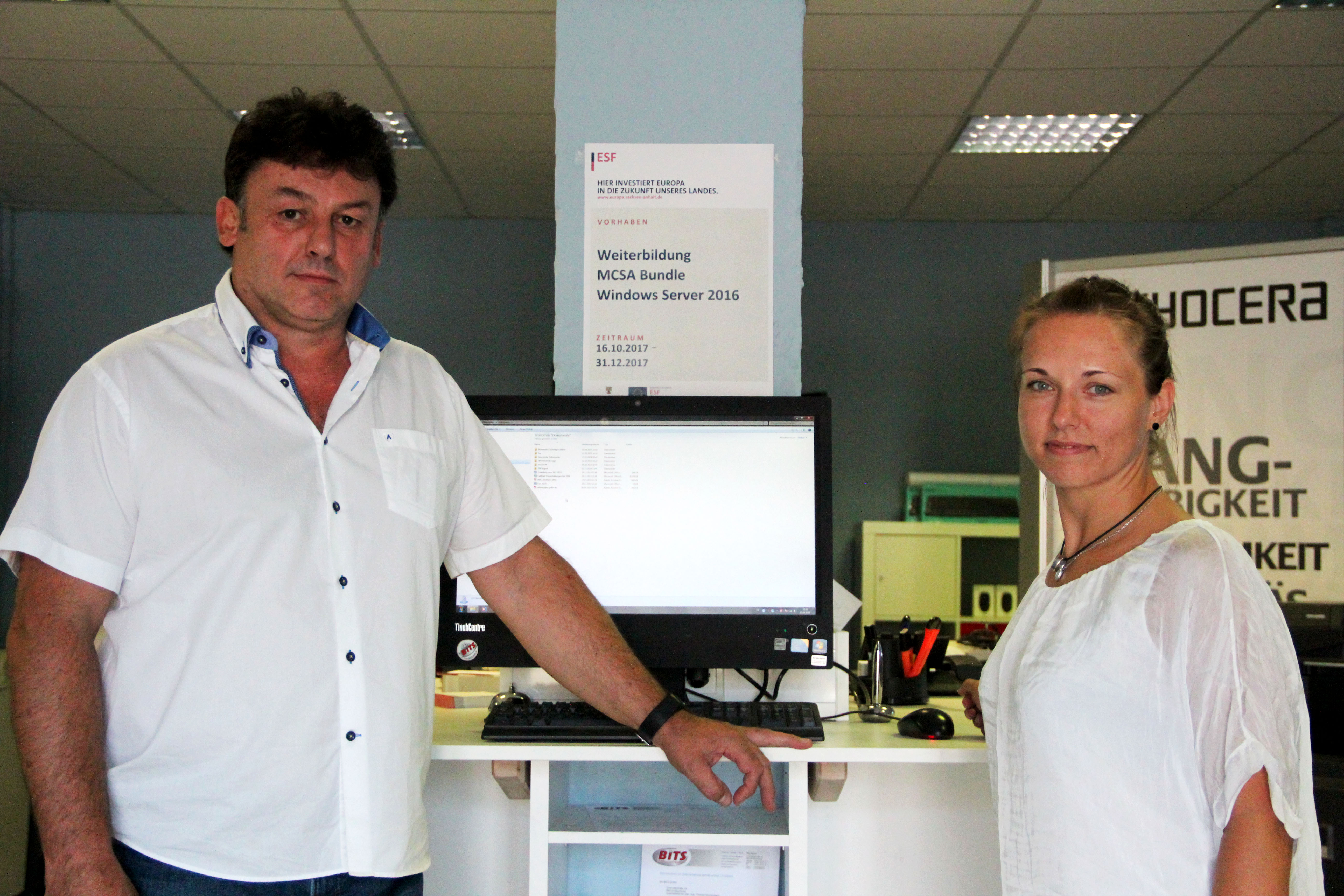 Thomas Reichenbach (links) und Sandy Krallert (rechts) stehen im Verkaufsraum an einem Computer(Foto: Fachkraft im Fokus).