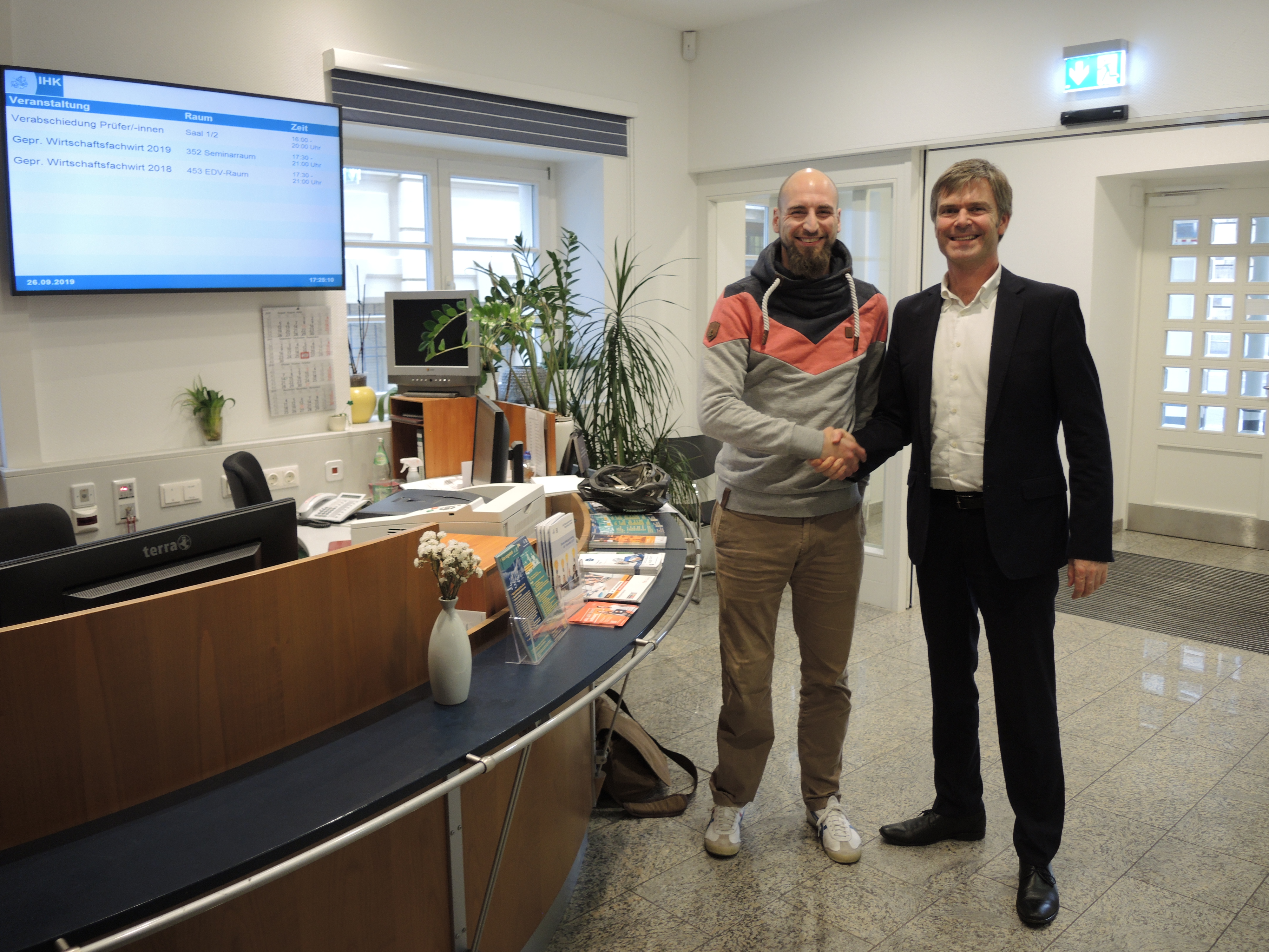 Franz Bender (links) und Christian Jahr von der IHK magdeburg (rechts) stehen nebeneinander und schauen in die Kamera (Foto: Christian Jahr))