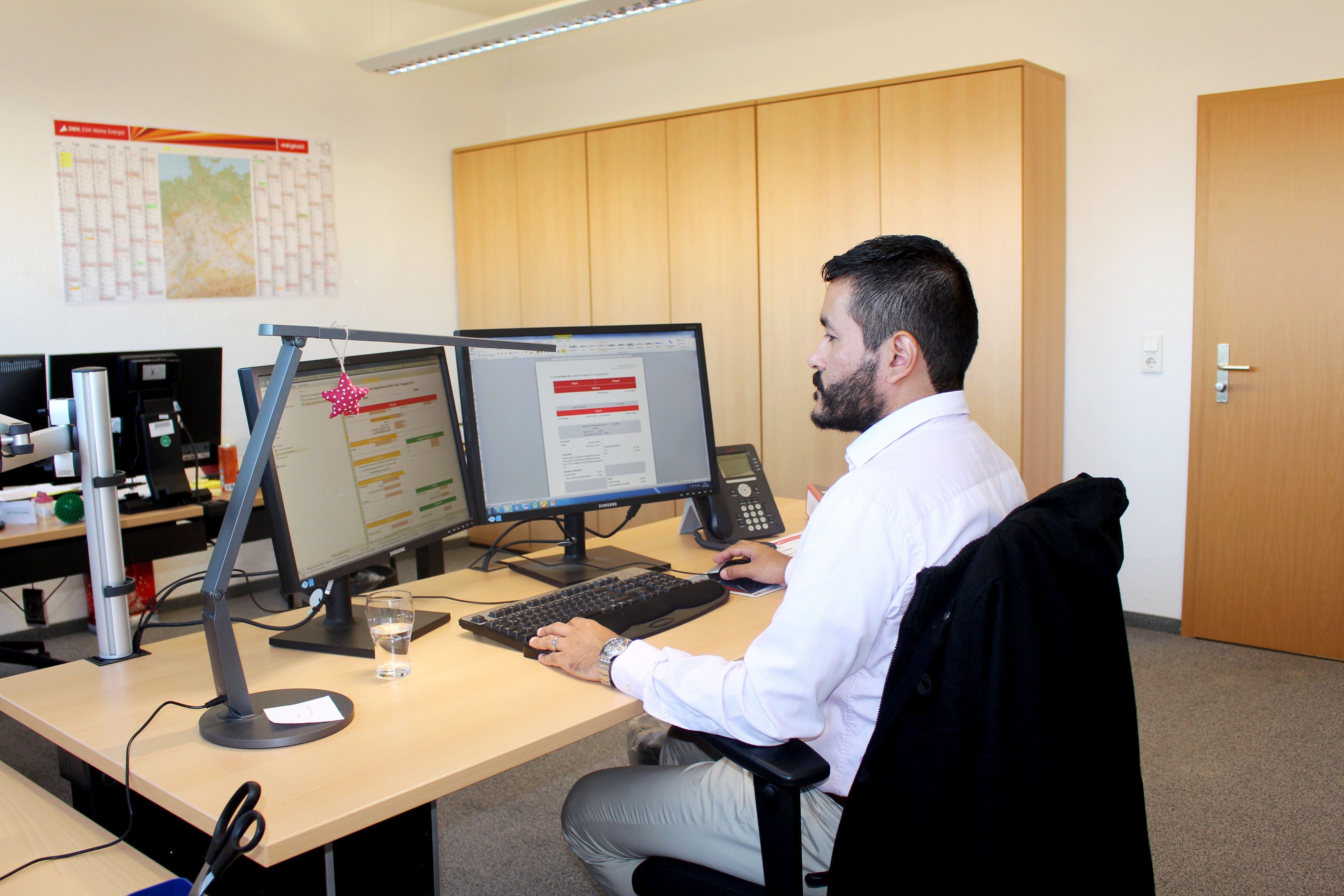 Ein Mann sitzt am Schreibtisch