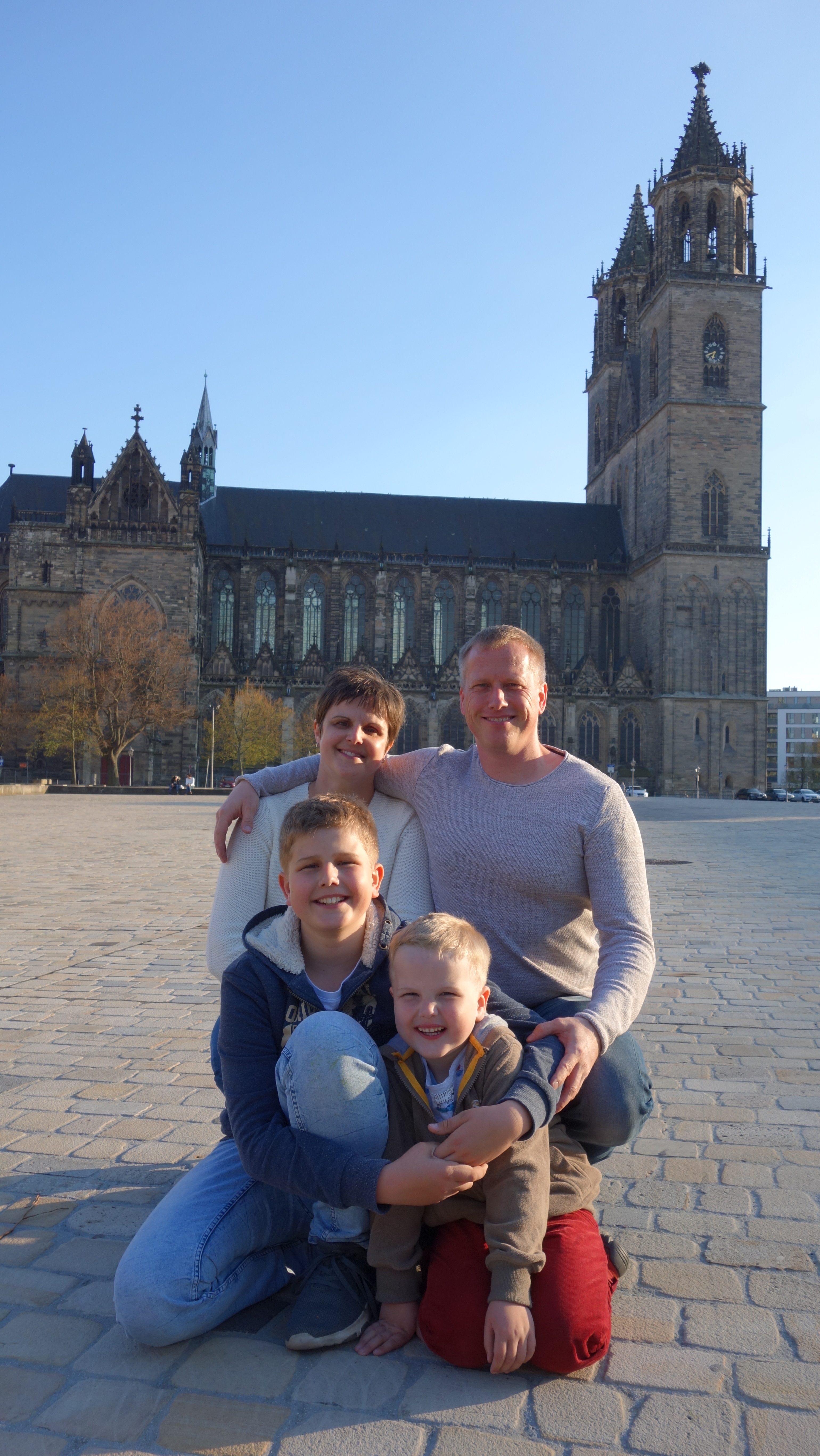 Eine Familie vor einer Kirche.