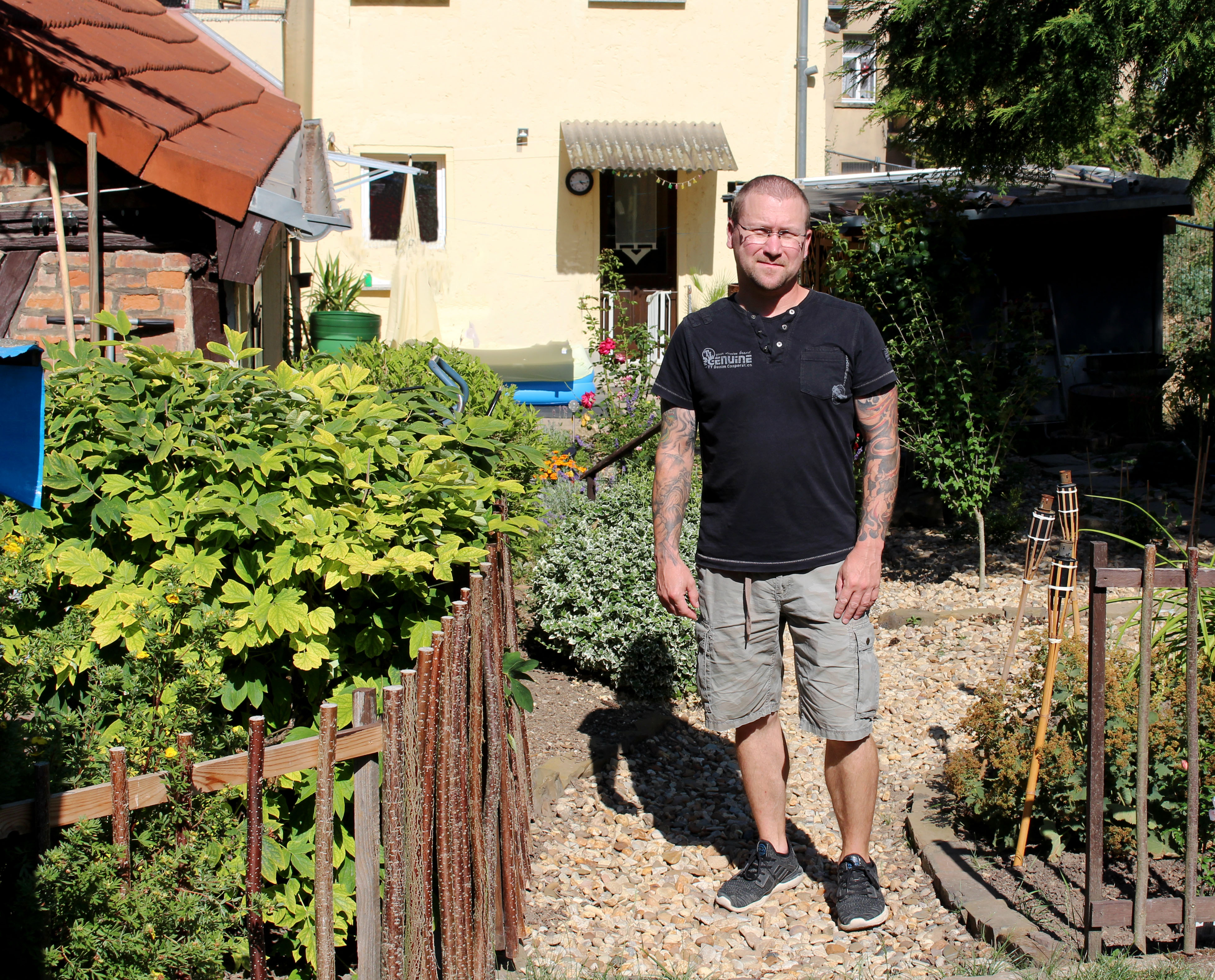 Mike Ulrich in seinem heimischen Garten. Nun ist er auch beruflich heimisch geworden. (Foto: Fachkraft im Fokus)
