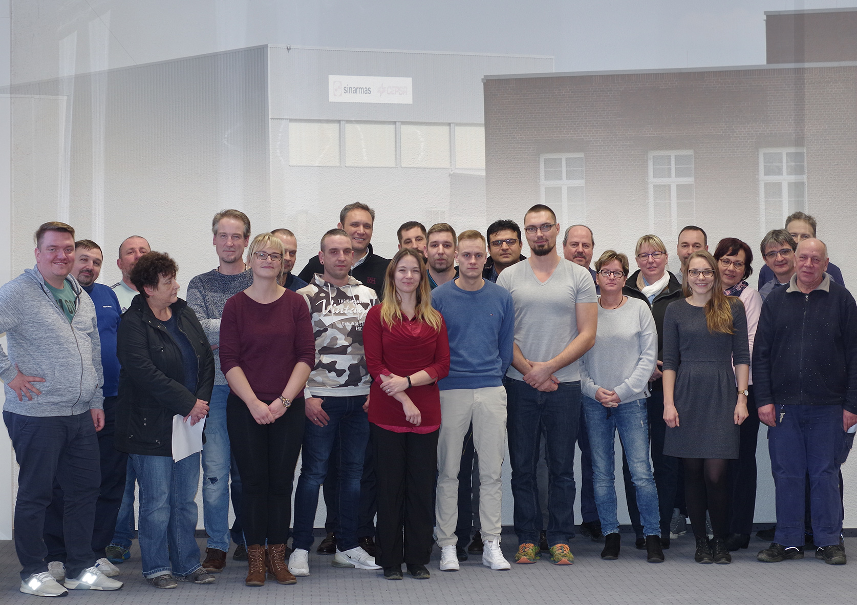 Eine große Gruppe von Menschen steht frontal zur Kamera