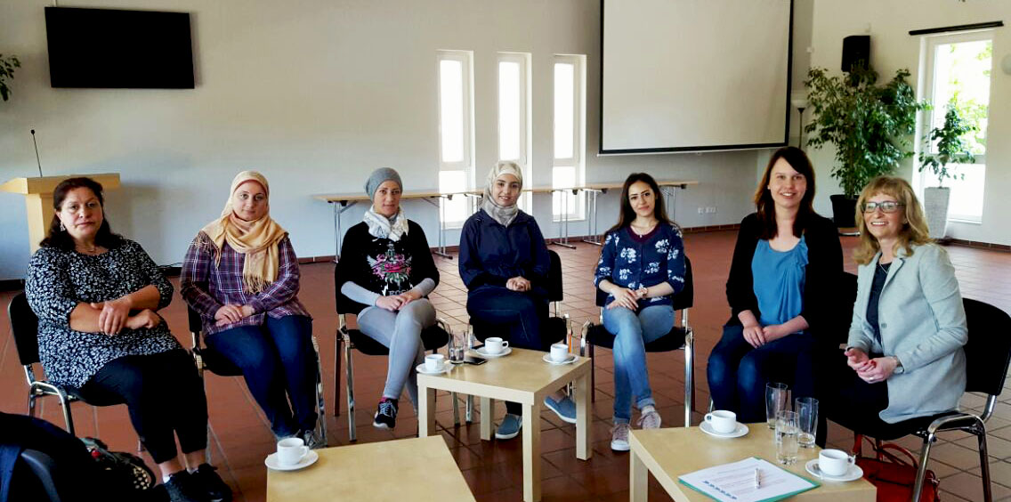 Junge Migrantinnen suchten Rat von Kerstin Mogdans, Projektleiterin Willkommensbegleitung (ganz rechts) für die Integration im Arbeitsmarkt