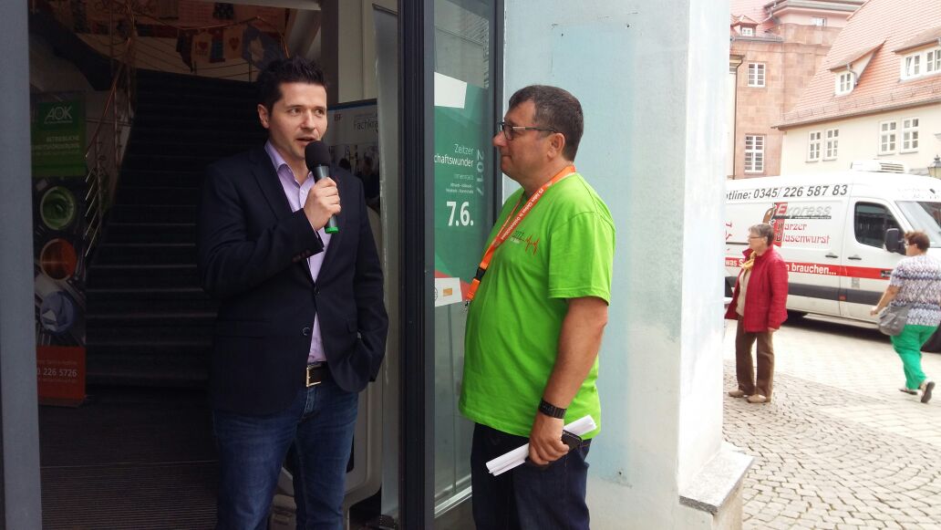 Unser Regionalberater Sandro Miritz (links) gibt  in einem Interview auf dem Zeitzer Wirtschaftswunderzu Auskunft unserer Landesinititiave